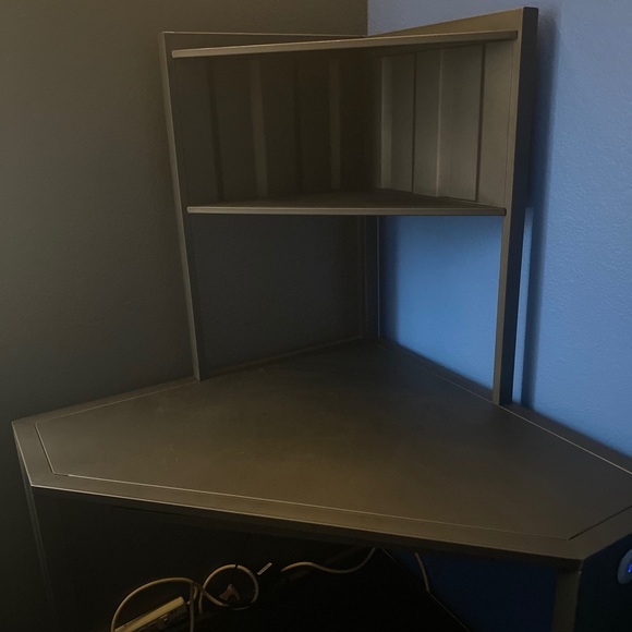 Corner desk - Picture 3 of 4